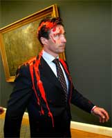 Danmarks statsminister Anders Fogh Rasmussen med rødmaling som skal forestille blod (Scanpix, Keld Navntoft) 