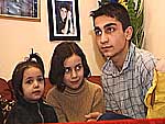 Amir Horori med søstrene sine.