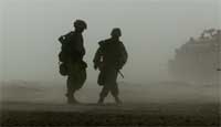 En kraftig sandstorm skaper problemer for USAs soldater i Kuwait. (REUTERS/Peter Andrews) 