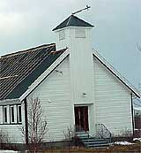 Stormen tok takplatene og kirkespiret på Sandland kirke i Loppa. Foto: Arnt Roger Isaksen.