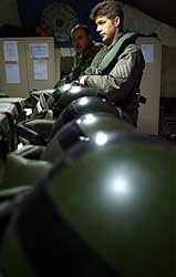 Skvadronleder (major) Dave Bradshaw i det britiske flyvåpenet gjør seg klar til kamp. Foto: Russel Boyce, Reuters