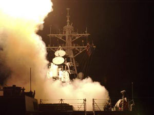 USA skjøt i natt blant annet krysserraketter mot mål i Bagdad. Her forlater tre Tomahawk-raketter det amerikanske krigsskipet USS Donald Cook på vei mot mål i Irak. (Foto: Reuters). 