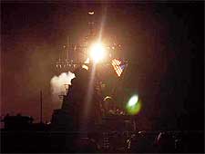 Tre Tomahawk-raketter ble avfyrt fra USS Donald Cook i dag morges. (Foto: Chief Petty Officer Alan J. / Reuters) 