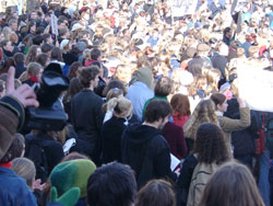 Over 1000 studenter og ansatte ved Universitet i bergen demonstrerte i formiddag mot krigen. (Foto: Ole Friele jr.) Over 1000 studenter og ansatte ved Universitet i bergen demonstrerte i formiddag mot krigen. (Foto: Ole Friele jr.)