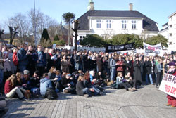 Studentene holdt flere bannere med slagord mot krigen. (Foto: Ole Friele jr.) Studentene holdt flere bannere med slagord mot krigen. (Foto: Ole Friele jr.)