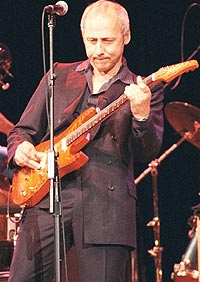 Mark Knopfler må motvillig avlyse 29 konserter i Europa. Foto: www.neck-and-neck.com.