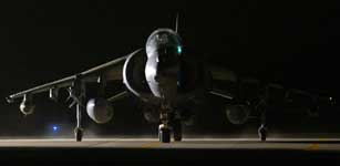 Et britisk bombefly av typen Harrier GR7 vender tilbake etter tokt over Irak. Foto: Russel Boyce, Reuters