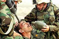 irakiske soldater i Umm Qasr overgir seg 21-03-2003(AP Photo/Itsuo Inouye) 
