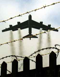 Et B-52 bombefly tar av fra Fairford-basen i Storbritannia. (Foto: Reuters/Darren Staples)