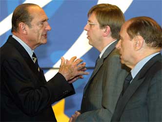 Jaques Chirac (t.v.) i møte med Belgias statsminister Guy Verhofstadt og Italias statsminister Silvio Berlusconi (t.h.) i Brussel fredag. (Foto: Reuters/Thierry Roge)