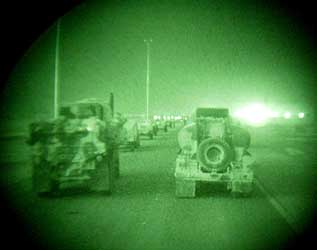 En amerikansk militærkonvoi på vei inn i Sør-Irak. Foto: Oleg Popov, Reuters