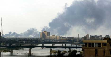 Røyk over Bagdad etter de nye angrepene. (Foto: Goran Tomasevic/Reuters)