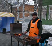 Bachrum jobber vanligvis som kokk, men har åpnet grillbod under VM. (Foto: Kristian Elster/NRK.no)