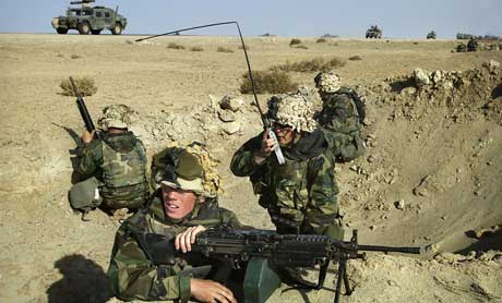 Amerikanske soldatar i posisjon ved Naasiriya. (Foto: Damir Sagolj/Reuters)