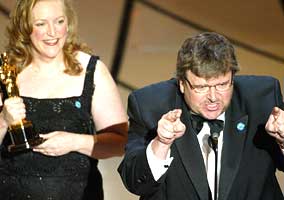 Michael Moore fikk Oscar for beste dokumentar for filmen "Bowling for Columbine", og angrep Bush under utdelingen