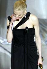 Nicole Kidman tok til tårene da hun mottok prisen. Foto: Scanpix Nicole Kidman tok til tårene da hun mottok prisen. Foto: Scanpix