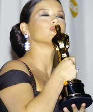 Catherine Zeta-Jones var i skyene over sin pris. Foto: Scanpix Catherine Zeta-Jones var i skyene over sin pris. Foto: Scanpix