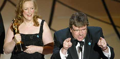 Under Oscar-gallaen ba Michael Moore Bush om å skamme seg. Foto: Scanpix