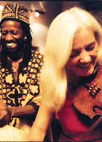 Svenske Ellika og norsk-senegalesiske Solo har ifølge BBC laget årets beste world music-plate. Foto: Promo.