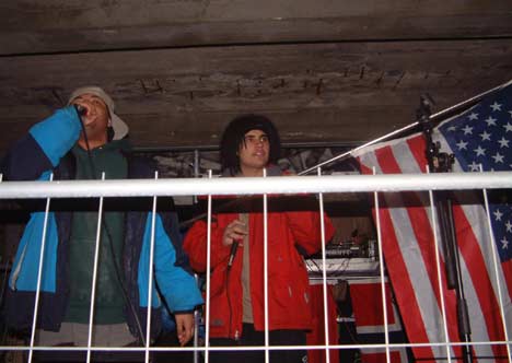 Soundcheck: Cast rapper, F'EM holder flagget som nektet å brenne under konserten. Foto: Rune Johansen, NRK.