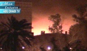 En brennende bygning i Bagdad onsdag morgen. 
