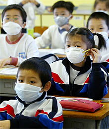 Elever verner seg mot sykdommen (Reuters)