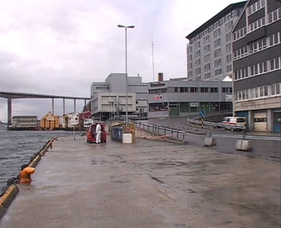 Her på Storkaia i Kristiansund ble den 32 år gamle politibetjenten funnet hardt skadd av en kollega klokka 04.45. Her på Storkaia i Kristiansund ble den 32 år gamle politibetjenten funnet hardt skadd av en kollega klokka 04.45.