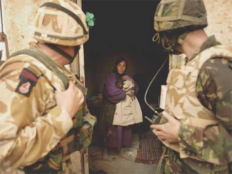 Britiske soldater prøver å få kontakt med en åpenbart skeptisk lokalbefolkning (REUTERS) 