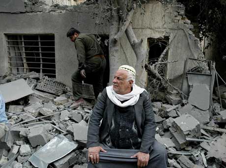 Ein irakisk mann utanfor huset sitt som blei øydelagt i luftangrepet mot eit kommunikasjonssenter i Bagdad i dag tidleg. (Foto: Goran Tomasevic/Reuters)