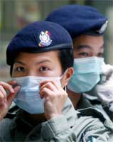 Politiet i Hongkong sjekker maskene sine før de går inn i blokk E i boligkomplekset Amoy Garden (REUTERS/Kin Cheung) 