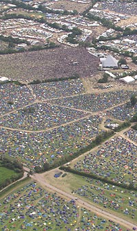 Glastonbury-festivalen, et oversiktsbilde fra festivalen i 2002. Foto: Glastonburyfestivals.co.uk.