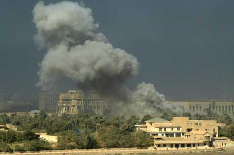 Ryk stig opp etter luftangrepa i Bagdad i dag. (Foto:Faleh Kheiber/Reuters)