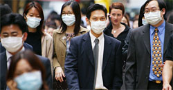 Overalt i Hong Kong går mennesker med munnbind for å unngå å bli smittet av luftveissykdommen SARS.