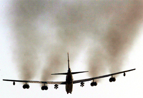 Det amerikanske forsvaret bekrefter at det er sluppet klasebomber fra B-52-bombefly. (Foto: Darren Staples, Reuters)
