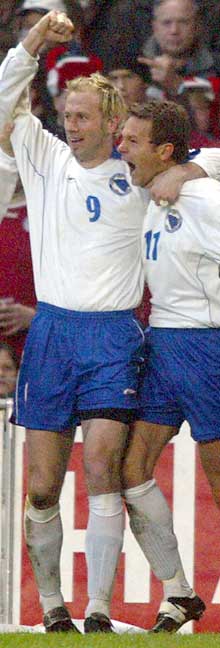 Bosnias målscorere, Barbarez (til venstre) og Baljic jubler etter Bosnias andre mål. (Foto: AP Photo/Carl Redhead/SCANPIX NORDFOTO 2003)