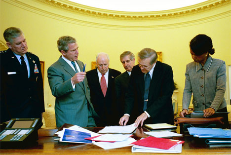 USAs president George W. Bush drøfter Irak-krigen med medlemmer av sitt krigsråd, bl.a. visepresident Dick Cheney og forsvarsminister Donald Rumsfeld. (Foto: Reuters/Scanpix)