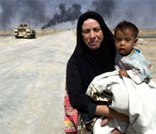 En irakisk kvinne og et barn flykter fra Basra. (Foto: Reuters/Scanpix) 
