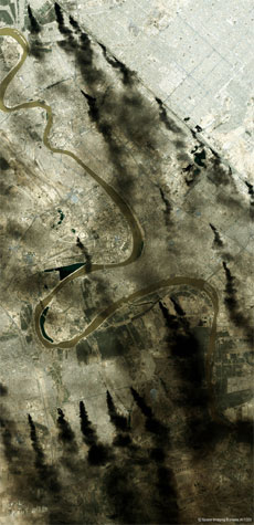 Satellitt-bilde av Bagdad, tatt 1. april. De amerikanske styrkene står nær byen og har krysset Tigris. (Foto: Reuters/Space Imaging Eurasia/Scanpix)