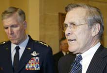 Donald Rumsfeld (t.h.) og Richard Myers leste aldri rapporten om overgrep. (Foto: Reuters)