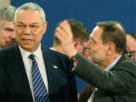 Colin Powell sammen med EUs utenrisolitiske koordinator Javier Solana. (Foto: Thierry Roge)
