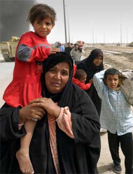 Irakisk familie på flukt i Basra. (Foto: Giles Penfound/Reuters)