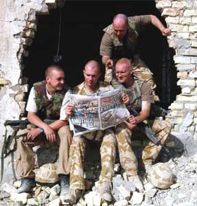 Britiske soldater ved et ødelagt universitet i Basra i Sør-Irak. (Reuters/Tony Nicoletti)