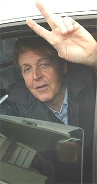 Den travle forretningsmannen Paul McCartney drar til flyplassen etter to konserter i Nederland og Belgia. Nå har han fått problemer med stemmen. Foto: Mark Renders / Getty Images.