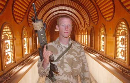 Den britiske soldaten Stuart Lawley i en korridor i Saddam Husseins palass i Basra 7. april 2003. (Foto: Reuters/Jon Mills)