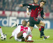 Milans spiss Filippo Inzaghi i kamp om ballen med Hakem Trabelsi fra Ajax. (Foto: REUTERS / Paul Vreeker) Milans spiss Filippo Inzaghi i kamp om ballen med Hakem Trabelsi fra Ajax. (Foto: REUTERS / Paul Vreeker)