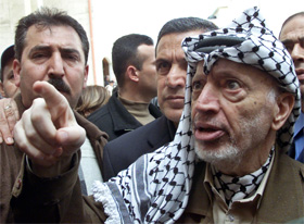 Palestinernes president Yasser Arafat står ikke høyt i kurs hos Ariel Sharon. Arkivfoto: NRK