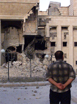En irakisk mann ser på museet i Tikrit som ble bombet 23.mars. (Foto: Serwan Muhammed Aziz, Reuters)