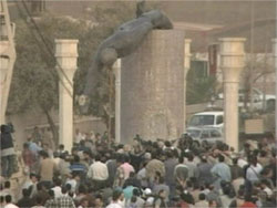 Den ti meter Saddam-statuen faller.