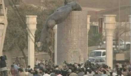 Saddam-statuene som ble revet, vil for ettertiden bli stående som det visuelle symbol på diktaturets fall.