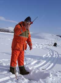Mange bruker vinteren til isfiske, men på Mjøsa er isen tynn og ikke sikker å bevege seg på.